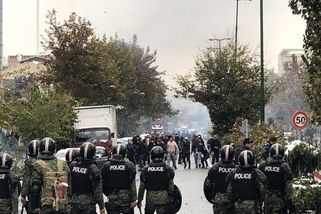 „Přichází rok krve, diktátor padne!“ Írán na hraně revoluce - Médium.cz